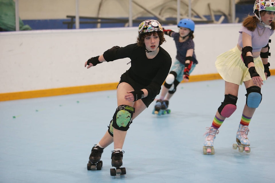 31517585_web1_230103-VNE-RollerDerby-NationalTeam-pics_3