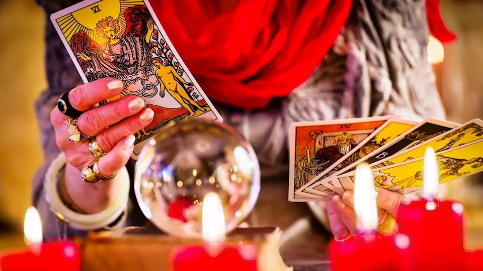 32167794_web1_M2-NCN-20220510Best-tarot-card-reader-Main-IMAGE