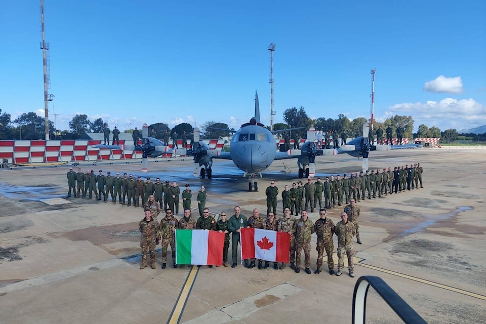 32201627_web1_220329-CVR-407Sqadron-tarmac_1