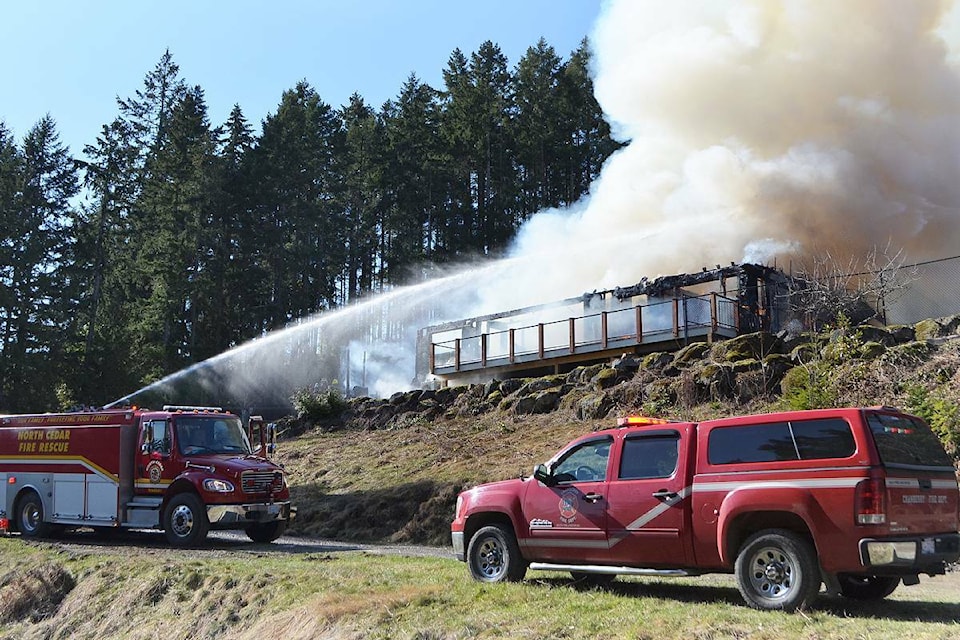 32268333_web1_230406-NBU-Muzwell-Hill-Rd-Fire-FireFightersOnScene_2