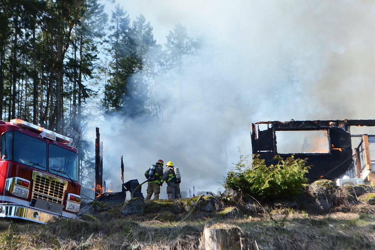 32268333_web1_230406-NBU-Muzwell-Hill-Rd-Fire-FireFightersOnScene_3