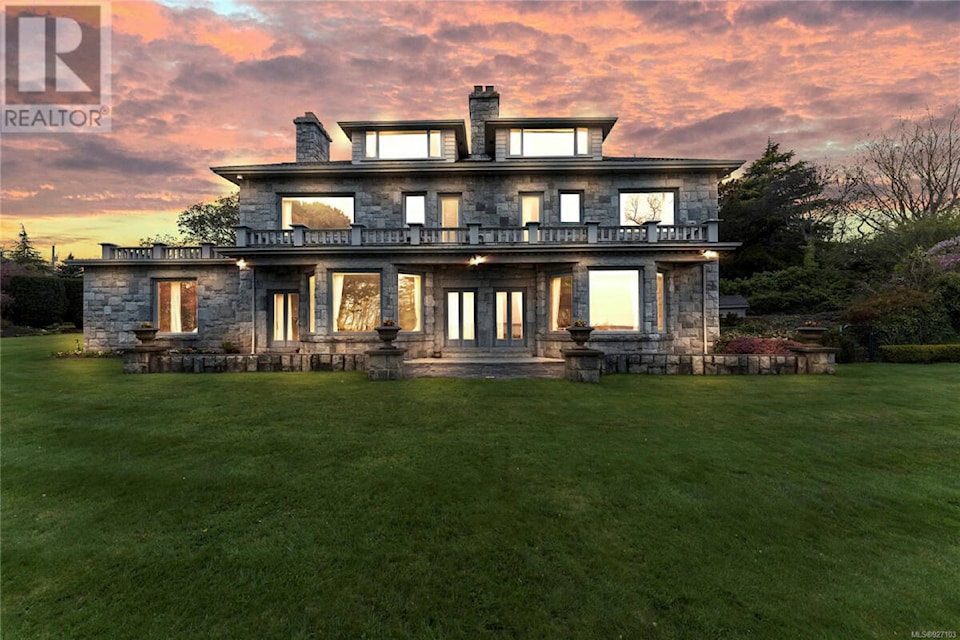 32346951_web1_230404-VNE-real-estate-outside_1