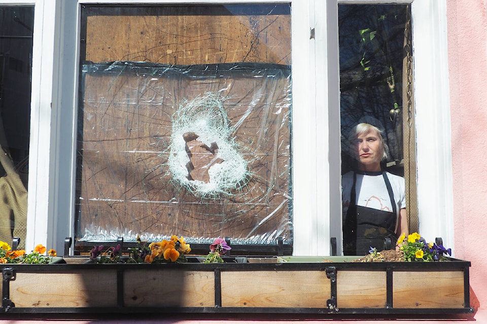 32347417_web1_230405-NBU-Vault-Cafe-Window-Smashing-SCOTT_1