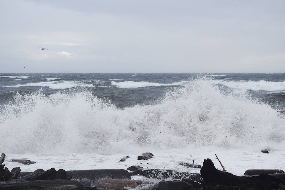 32352039_web1_211025-CRM-highwinds-bigwaves5