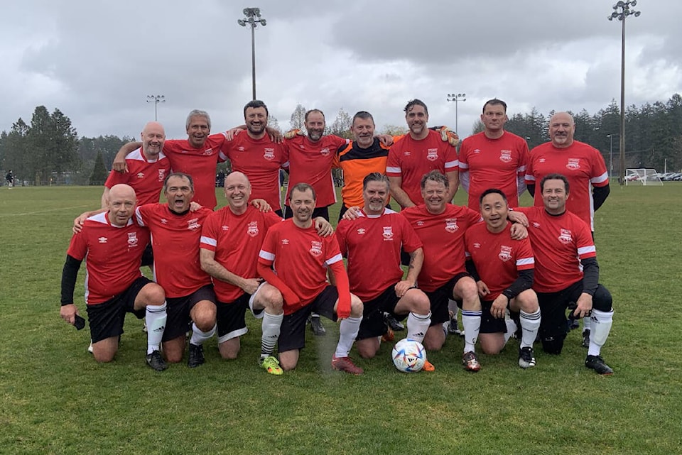 32352364_web1_230412-CVR-S-oldtimerssoccer-1_1