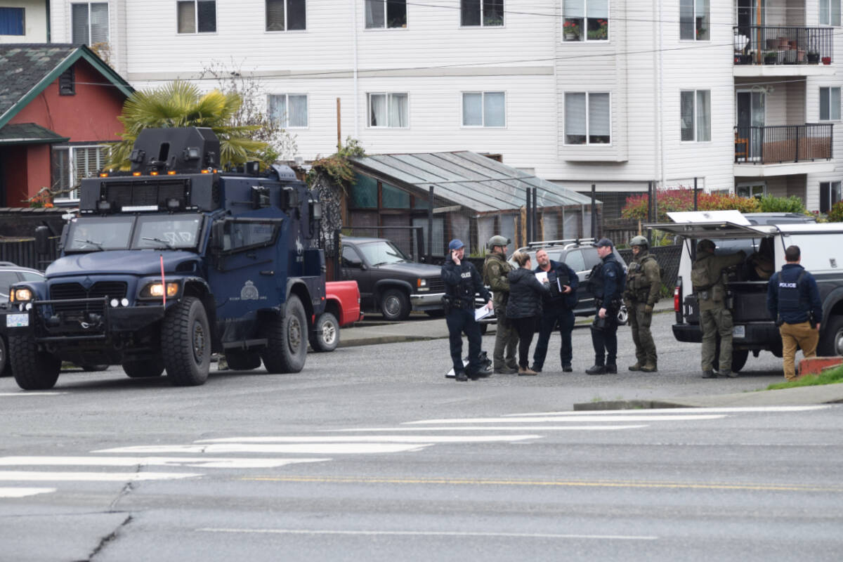 32443215_web1_230419-AVN-Redford-Street-police-PUSH-more_2