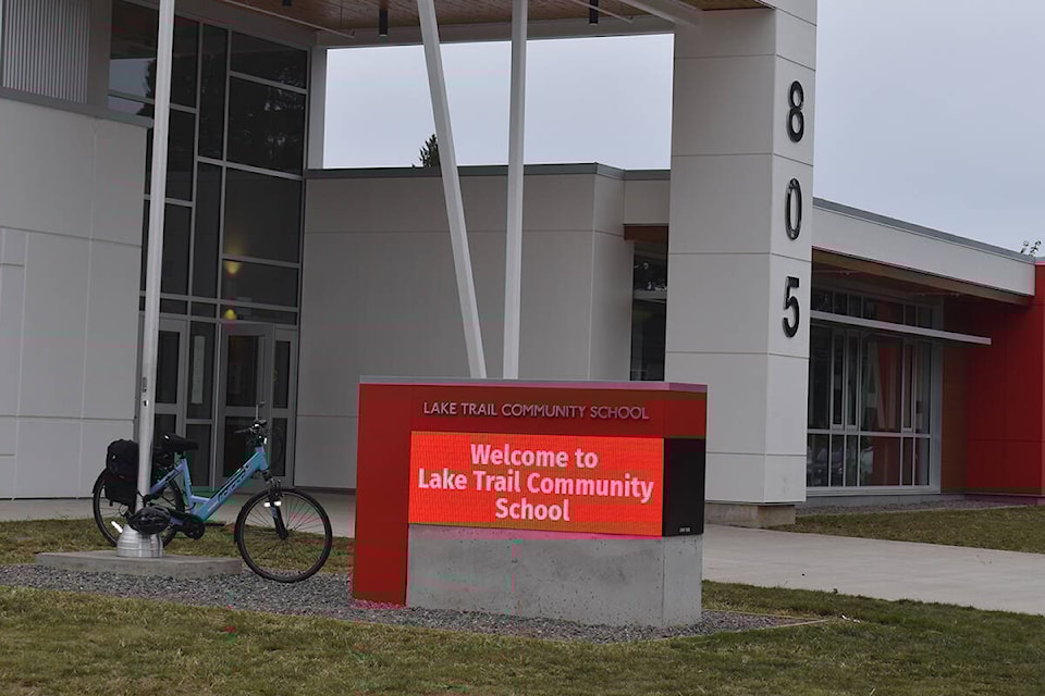 32501499_web1_210917-CVR-V-Laketrailtour-1_1
