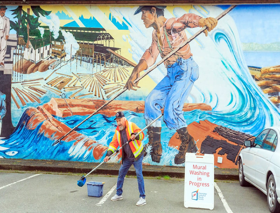 32636954_web1_230504-CHC-Mural-washing-effort_2