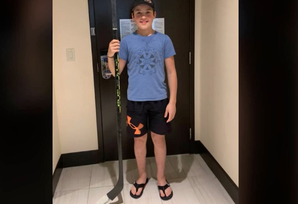 32637388_web1_230510-UWN-Hockey-stick_1