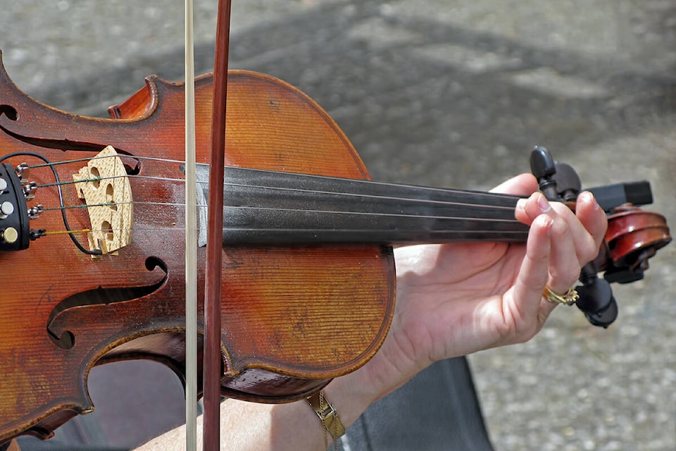 32698280_web1_190919-CVR-AE-Fiddledance