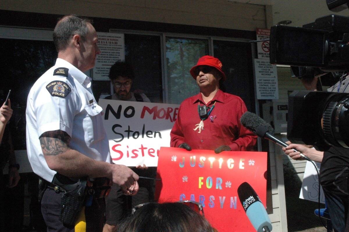 32843699_web1_230601-CCI-RCMP-protest-Seaweed-death-pictures_2