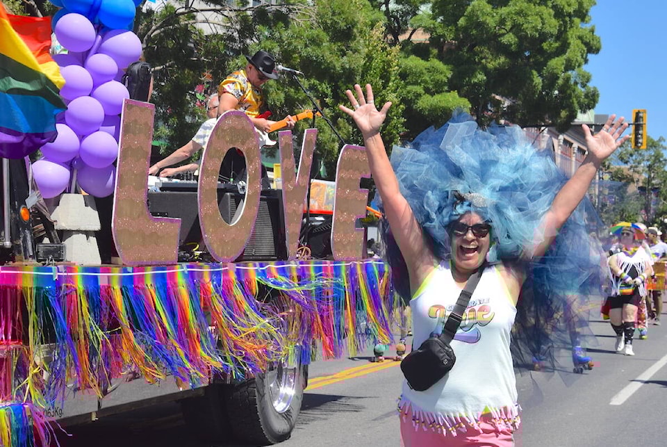 33422068_web1_230709-VNE-PrideParade-gggg_1