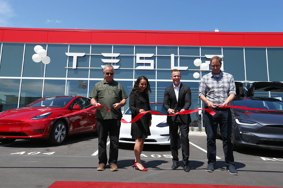 33507009_web1_230727-GNG-Tesla-Opening-Langford-pic_1