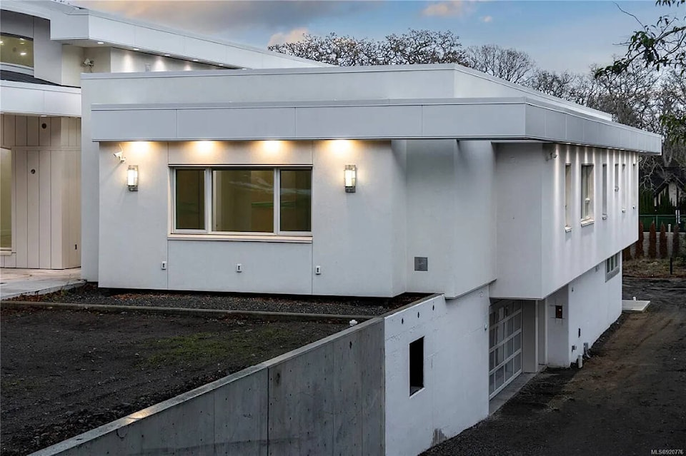 33513366_web1_230801-VNE-white-elephant-real-estate-MIDLAND_1