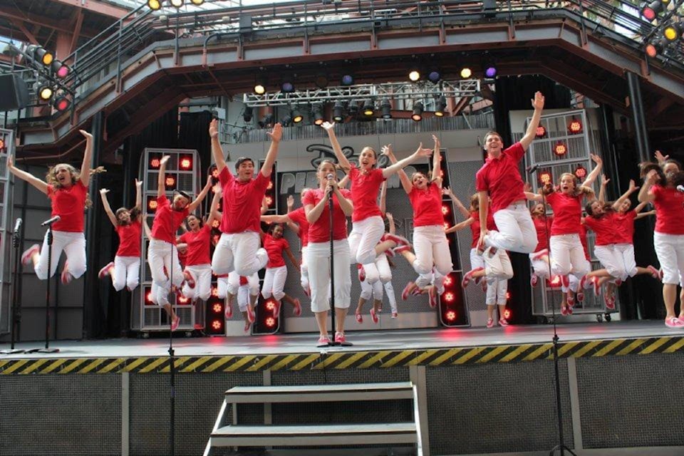 forest-discovery-centre-dancers
