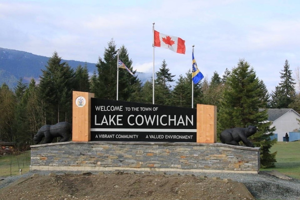 19672948_web1_191205-cci-m-lake-cowichan-town-sign