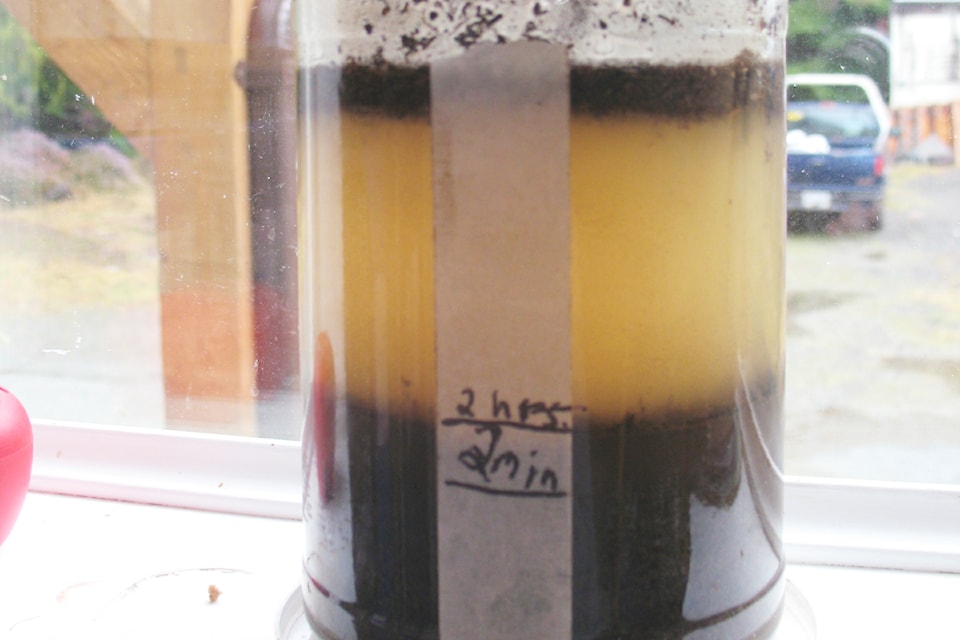 Soil fractional analysis shows the soil is mostly sand (the bottom layer). The bit floating at the top is plant matter. (Mary Lowther photo)