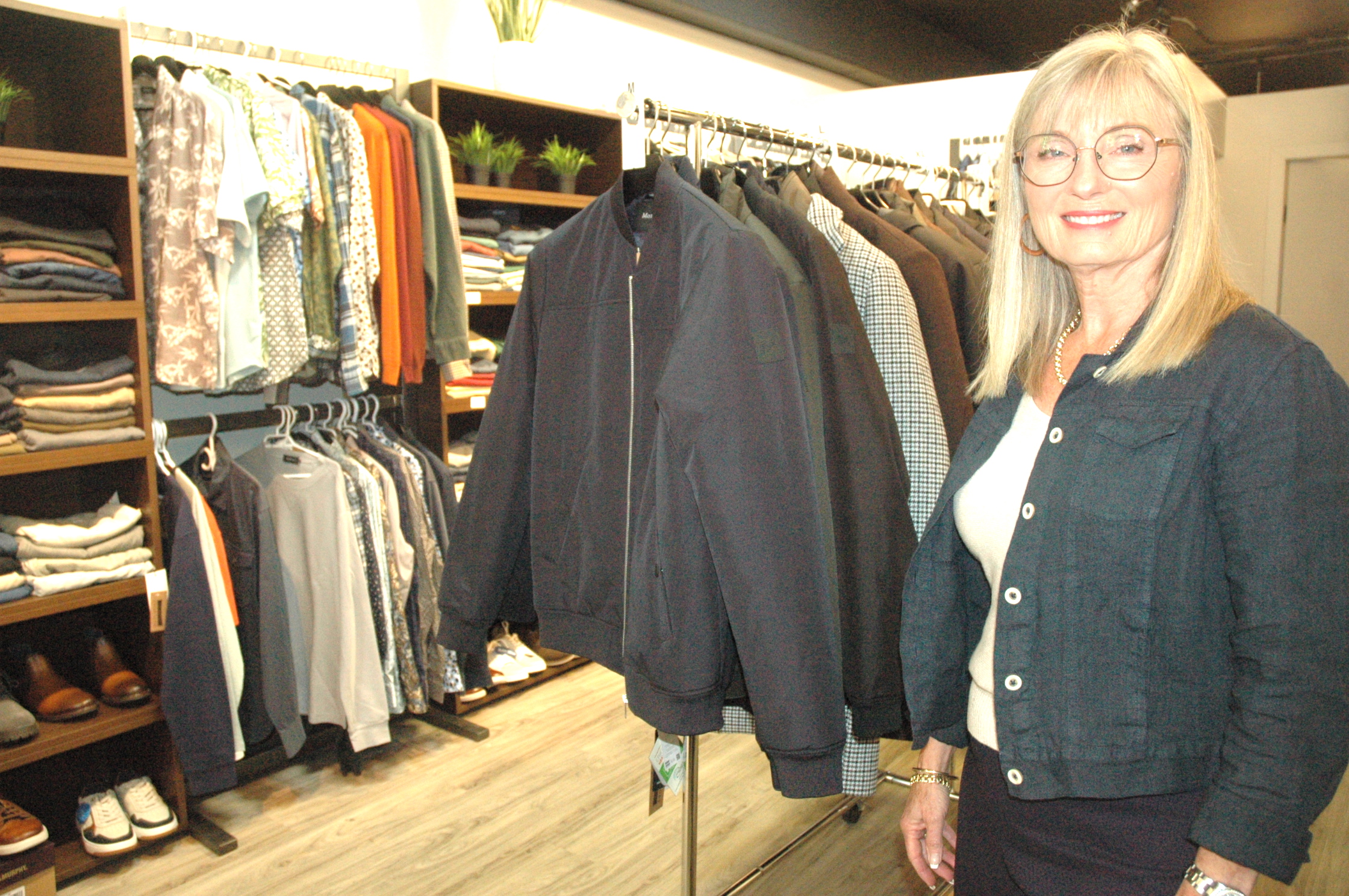 Business Notes: Outlooks Menswear Duncan closing in October