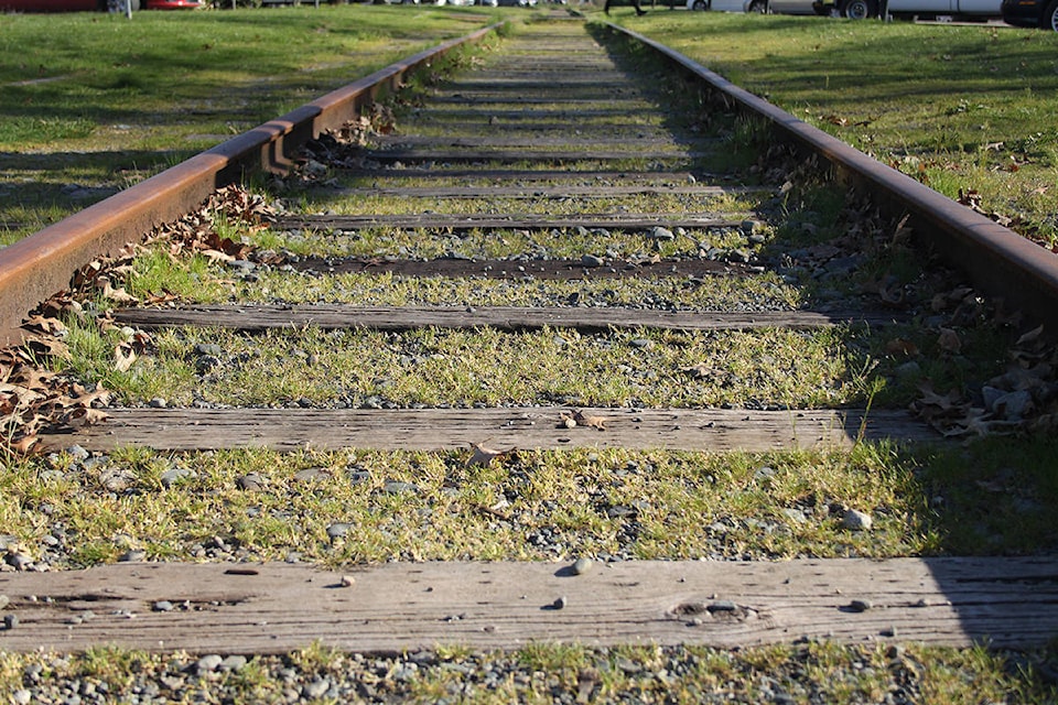 8701205_web1_train-track