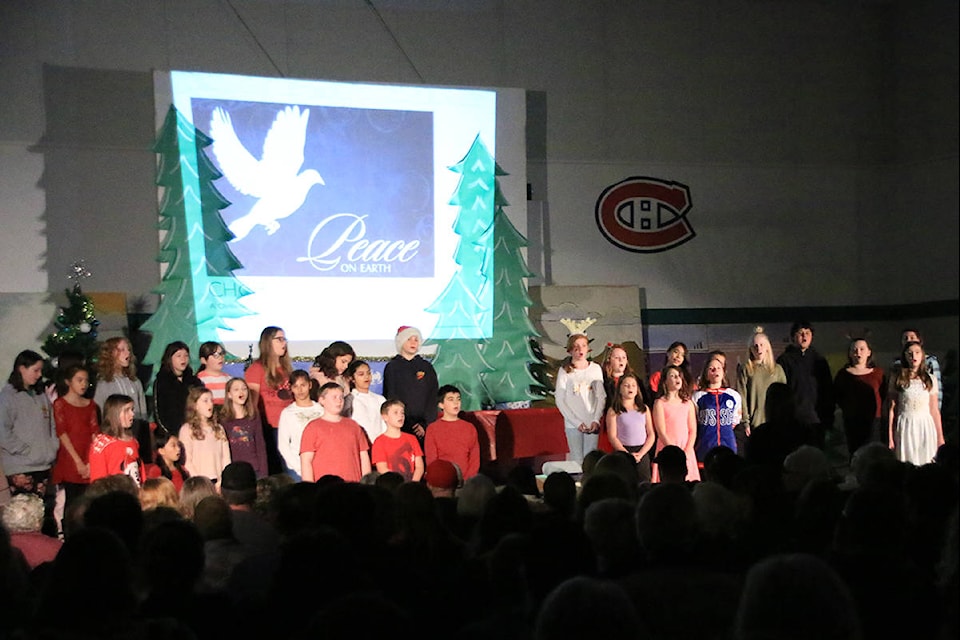 The Tansor Elementary School intermediate choir presents ‘A Christmas Wish’. (Lexi Bainas/Citizen)