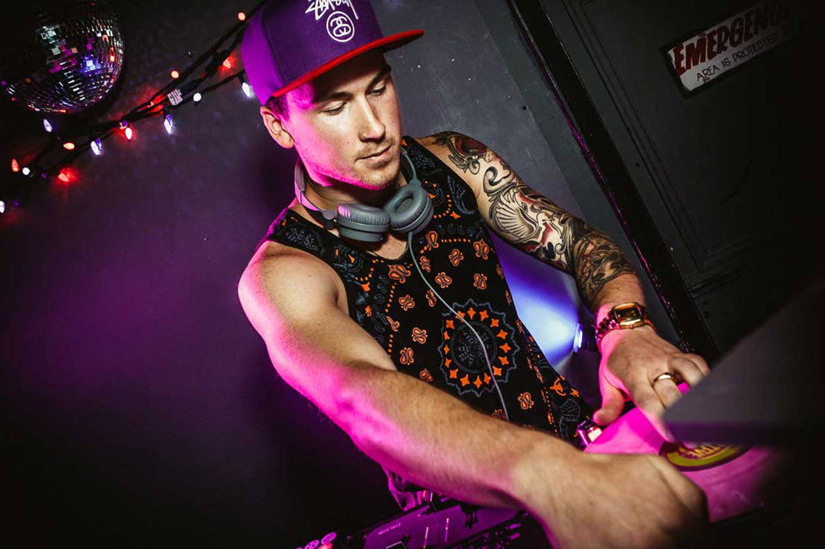 10958689_web1_neon-steve