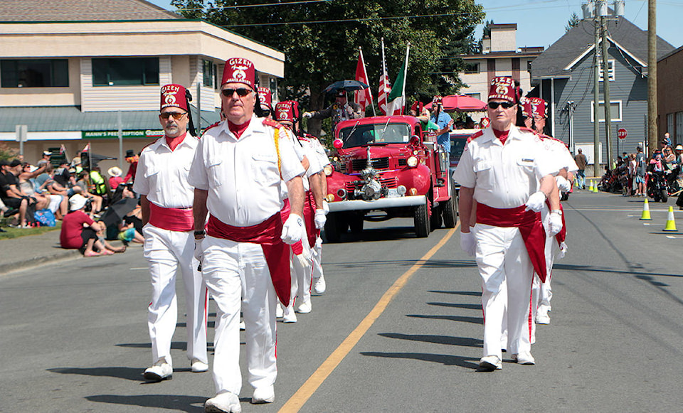 11818264_web1_shriners-in-the-parade