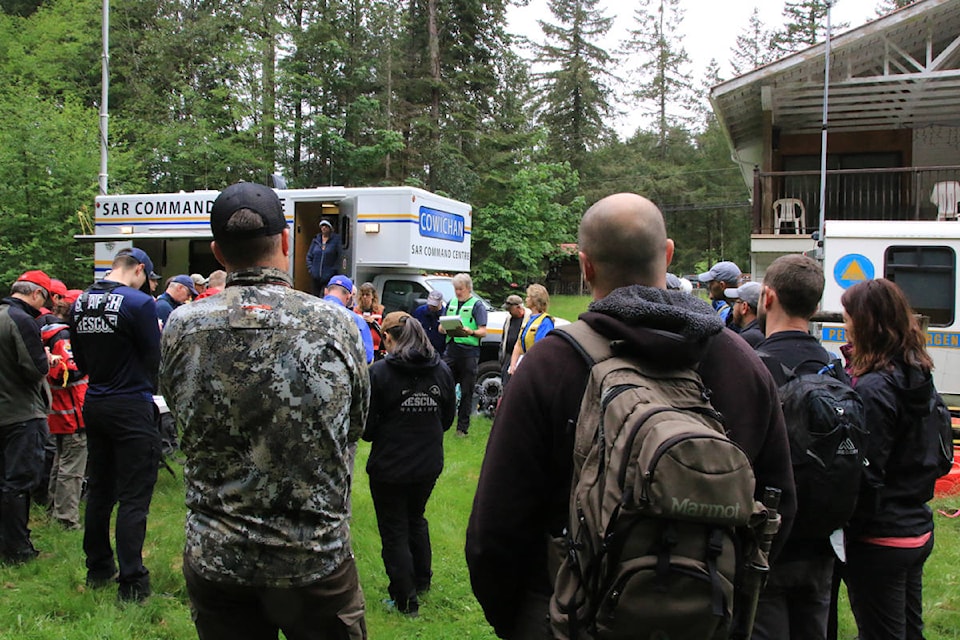 Dewi Griffiths and Shawnene Nicholls of Cowichan SAR brief members of several search and rescue groups on what is planned for the day early Saturday morning. (Lexi Bainas/Citizen)