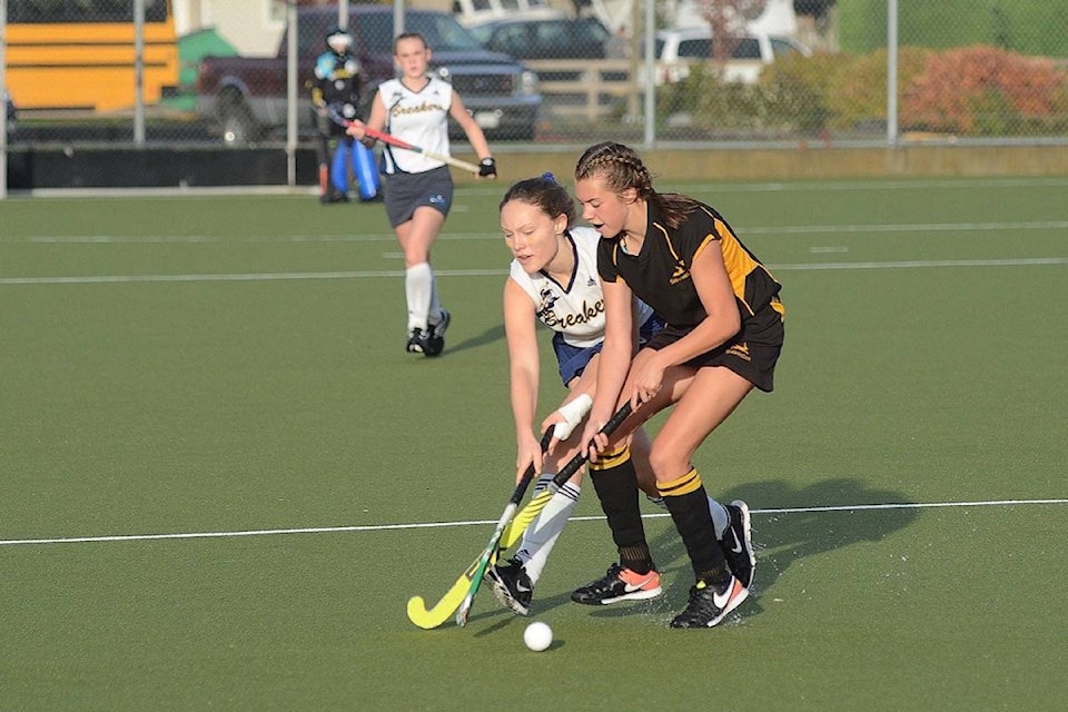 14176270_web1_181030-CCI-M-fieldhockey2