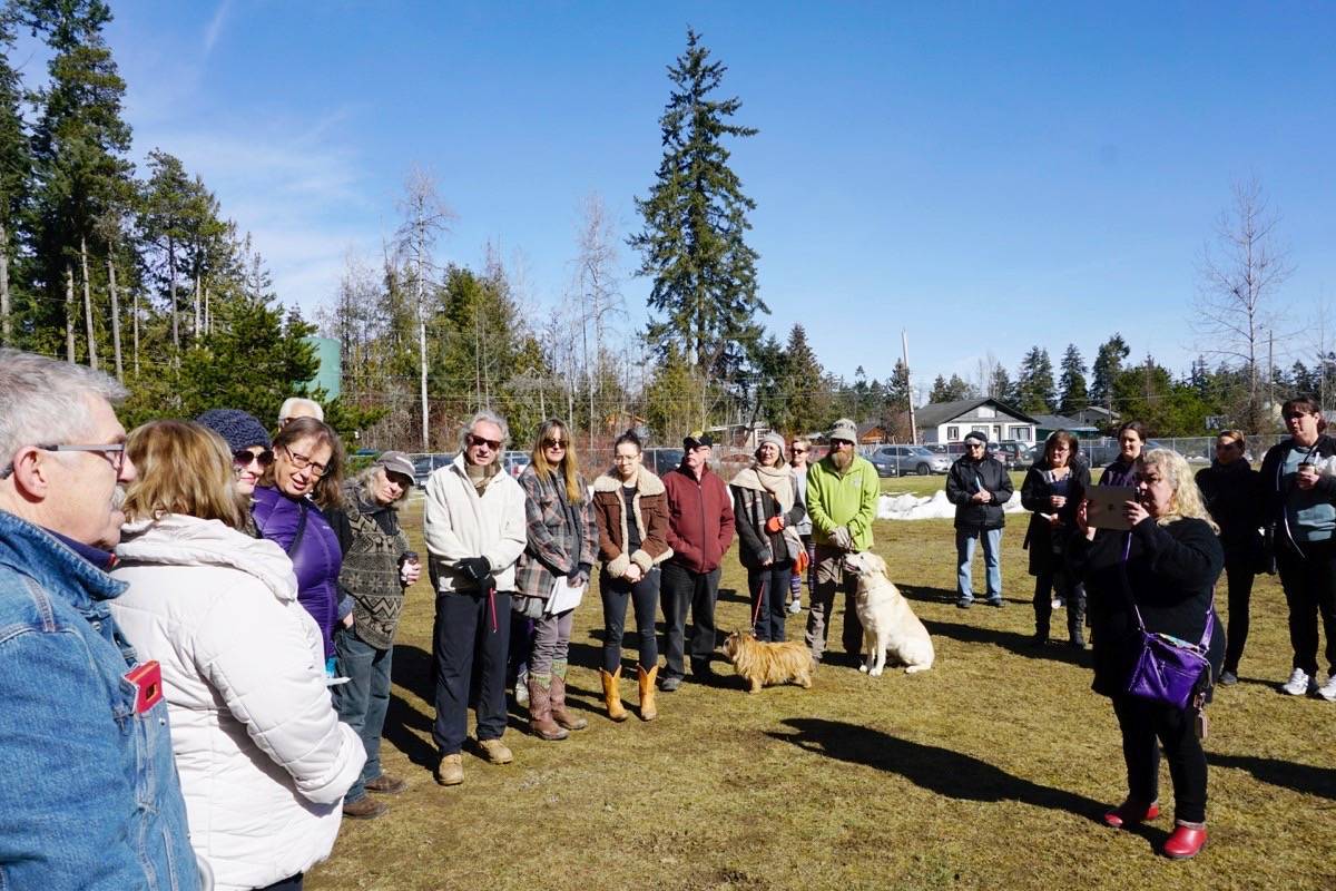 15892601_web1_190310-PQN-M-vigil-crowd