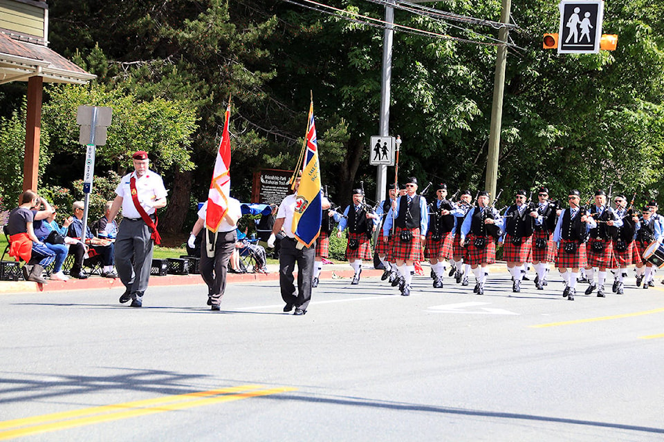 15897276_web1_pipes-and-drums