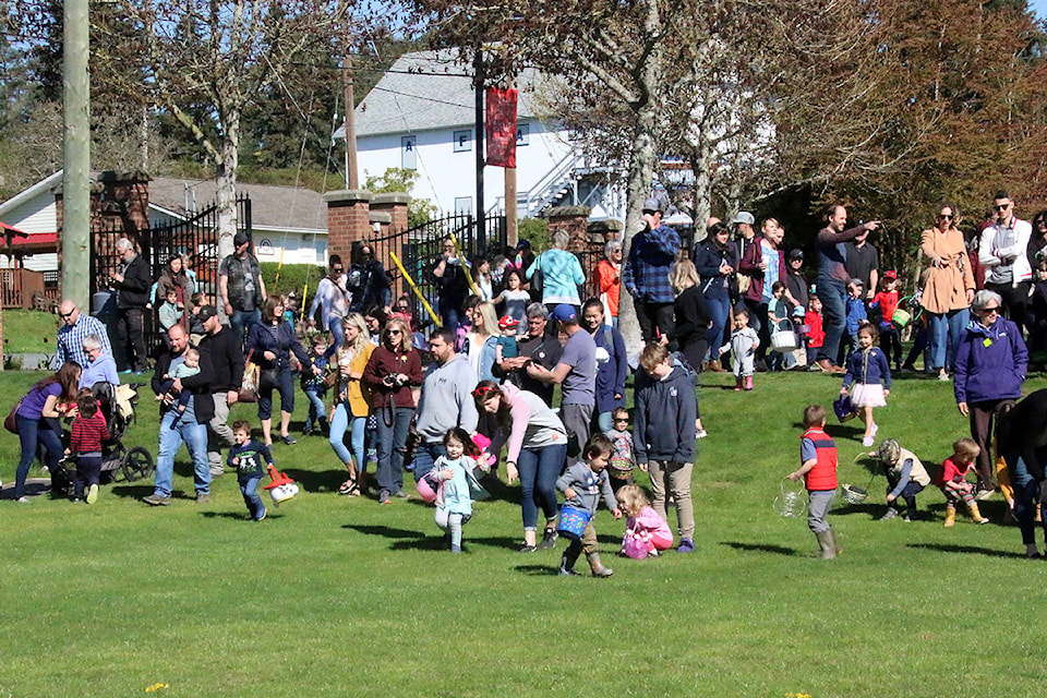 And they’re off! Children taking part in Mill Bay Centre’s annual Easter Egg Hunt take to the field at Brentwood College for an early morning egg chase April 20. (Lexi Bainas/Citizen)