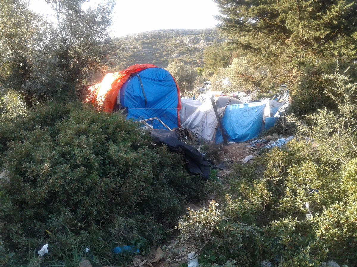 16571797_web1_Nix-Greece-refugee-camp1