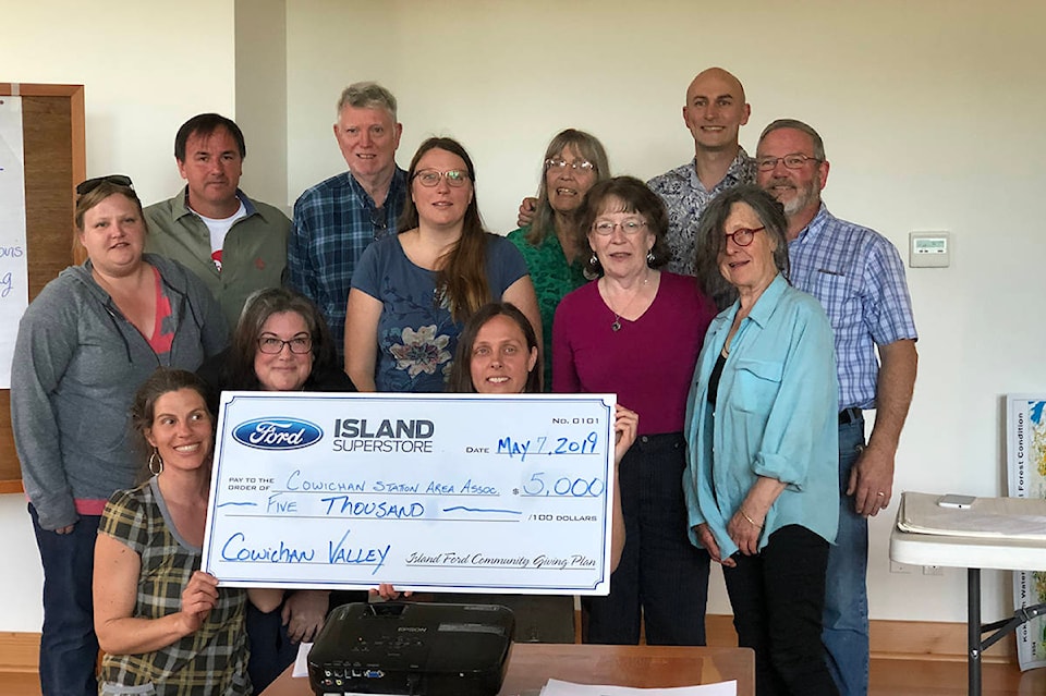 17233192_web1_Business-notes-Island-Ford-cheque