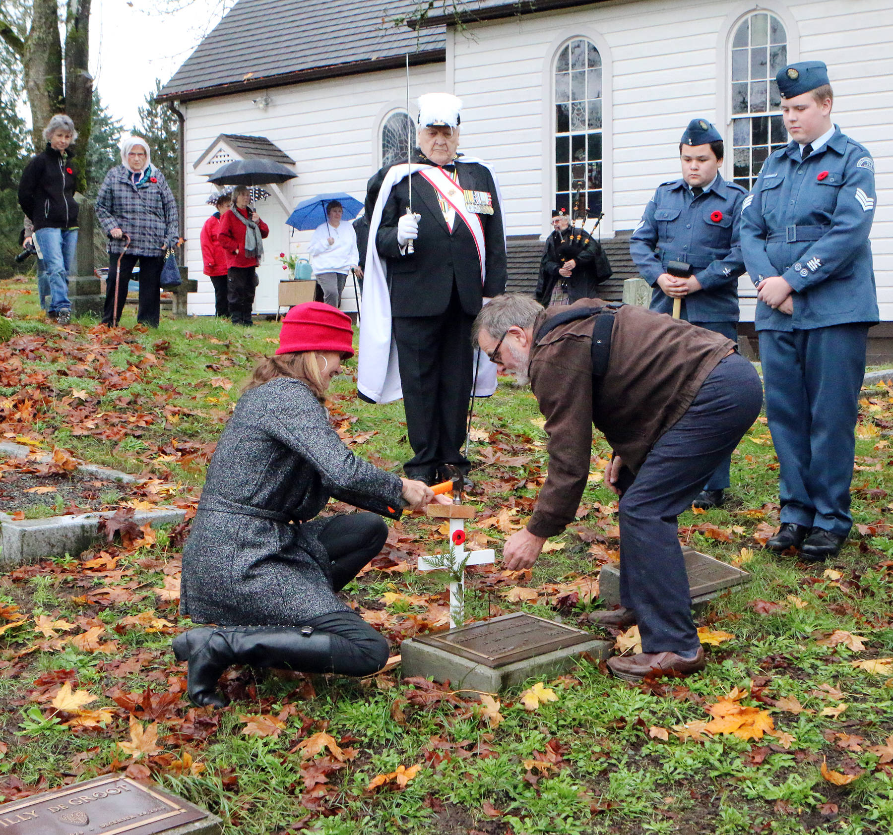 18980918_web1_family-helps-out-at-de-groot-grave.lb