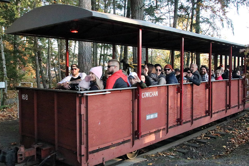 19124310_web1_packed-train