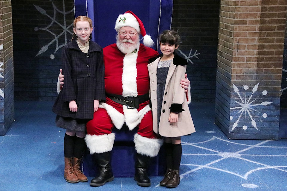 19313420_web1_kris-kringle-and-two-girls