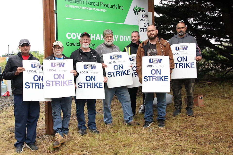 20403924_web1_wfp-on-strike-at-cow-bay