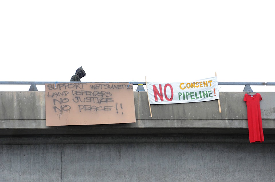 20522650_web1_200213-CVR-hwy-protest2