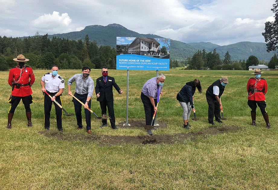 22370143_web1_200813-CCI-RCMP-shovels-in-groundbreaking_1