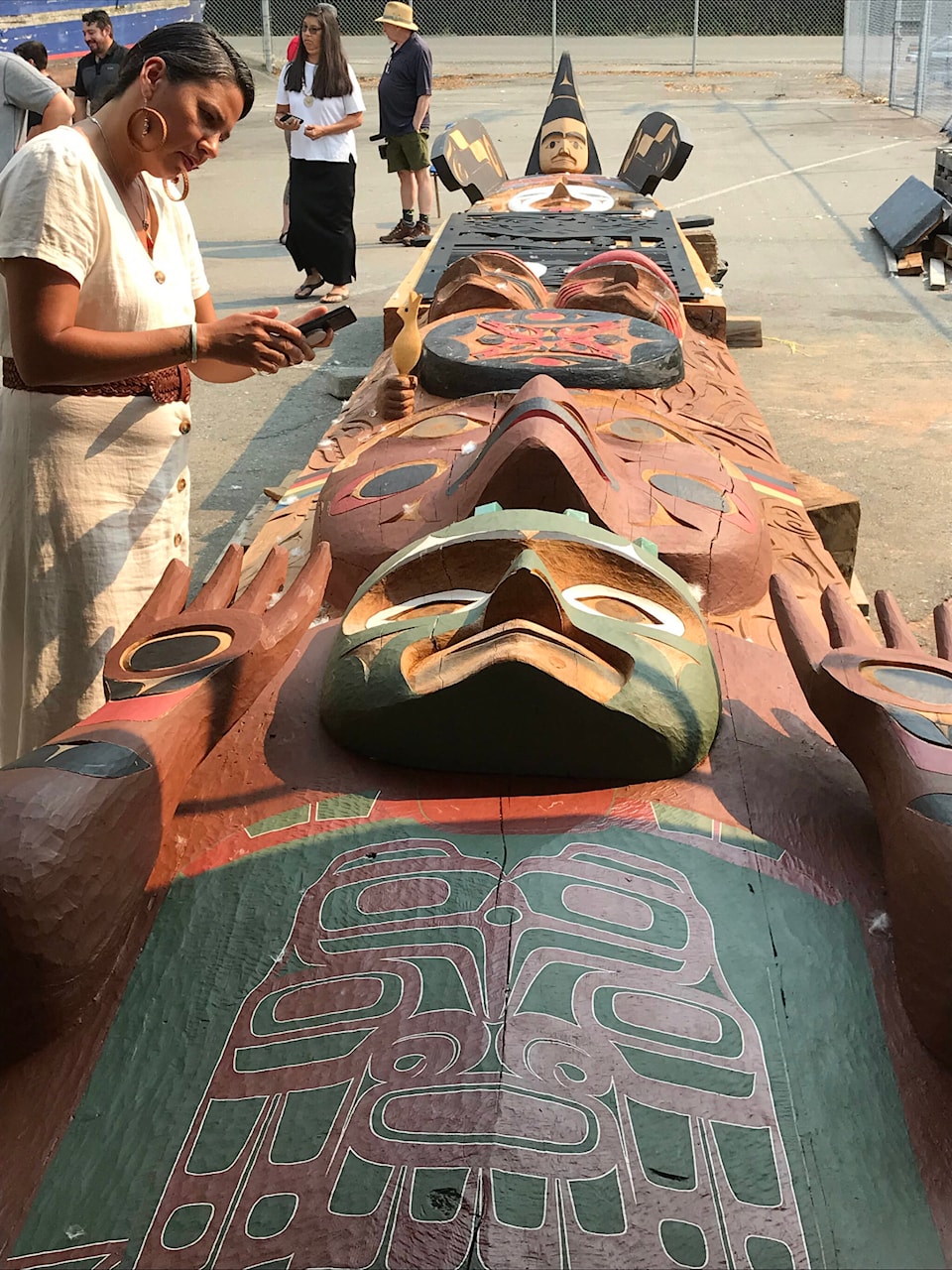 26522232_web1_210915-AVN-language-pole-promo-totem_3