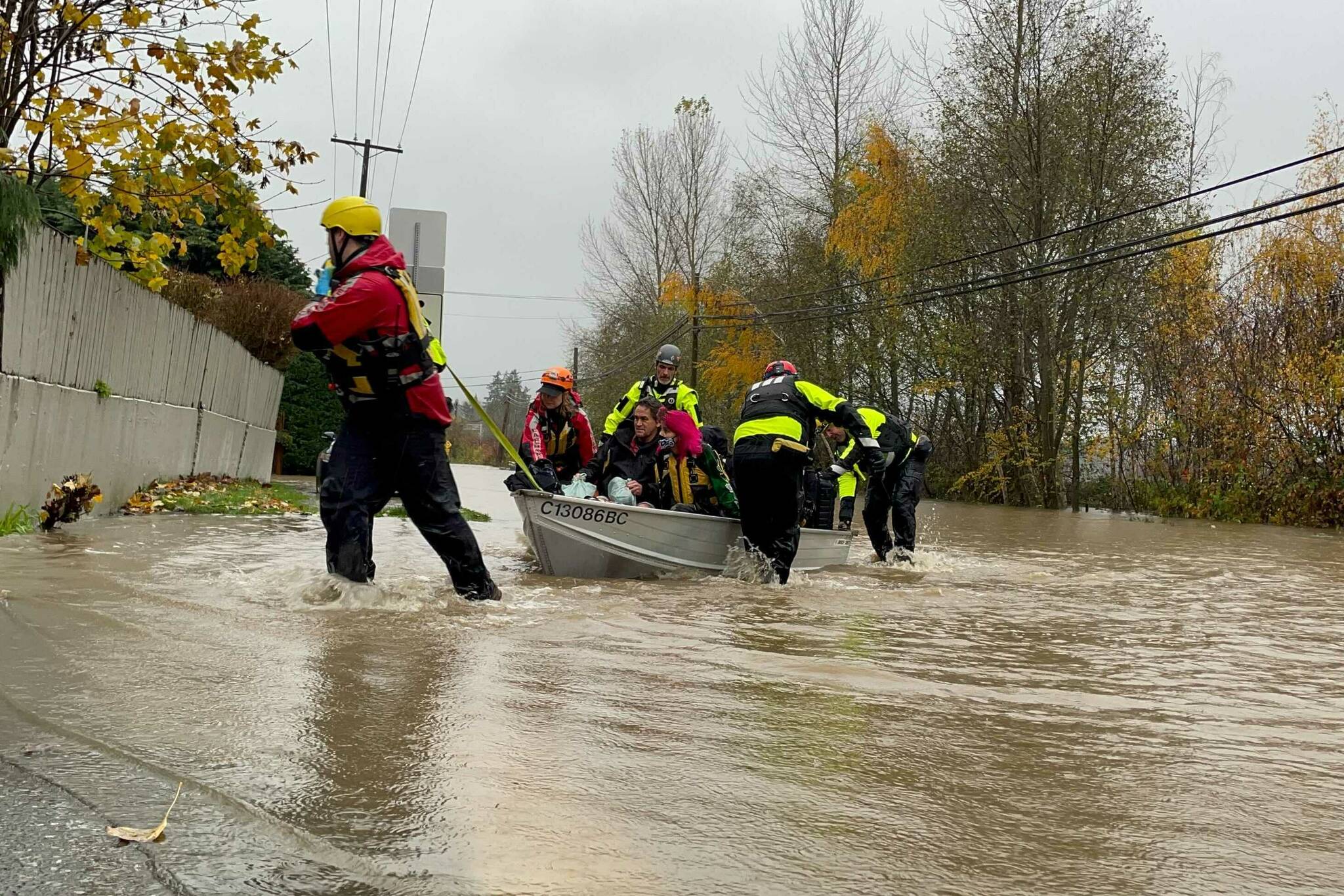 27179056_web1_211115-CCI-Flooding-apartment-evac-flood-boat_1