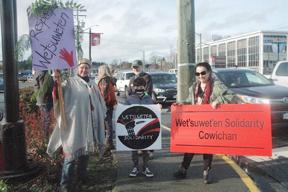 27323059_web1_211202-CCI-Wetsuweten-protest-Duncan-protest_1