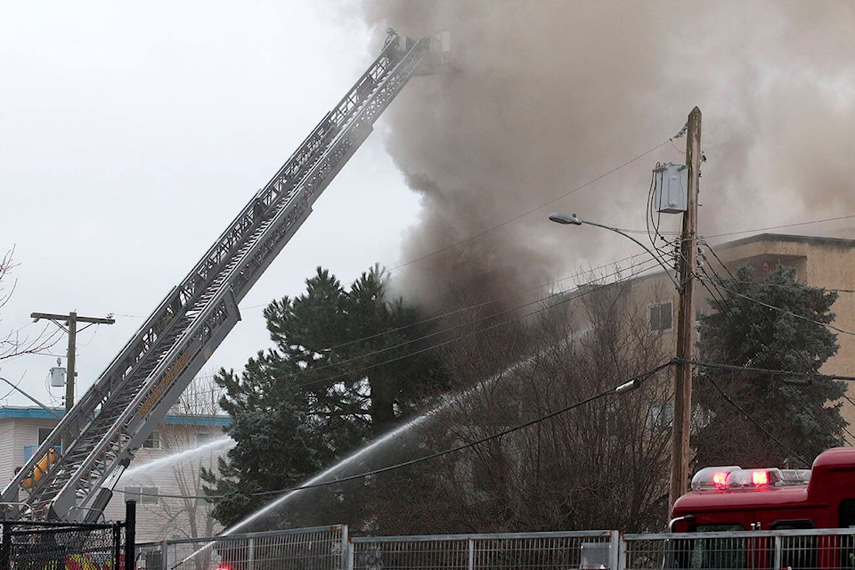 27719657_web1_220106-CCI-Duncan-fire-truck-ladder-truck_1