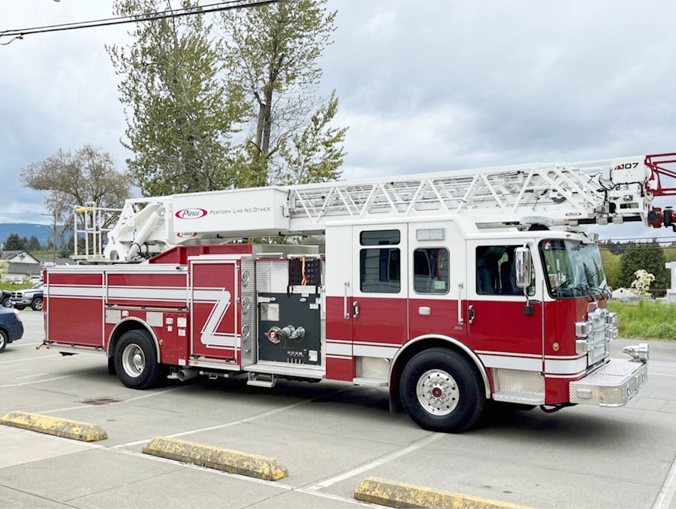 29141562_web1_220519-CCI-North-Cowichan-new-fire-truck-ladder_1