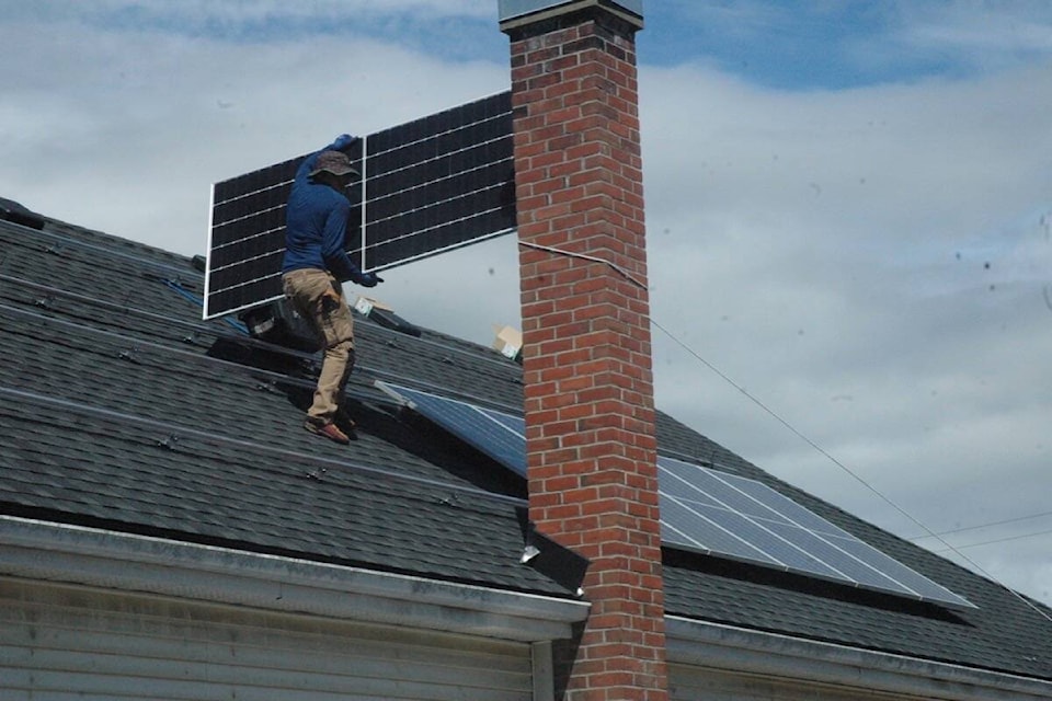 29962033_web1_220804-CCI-United-Church-solar-panels-picture_2