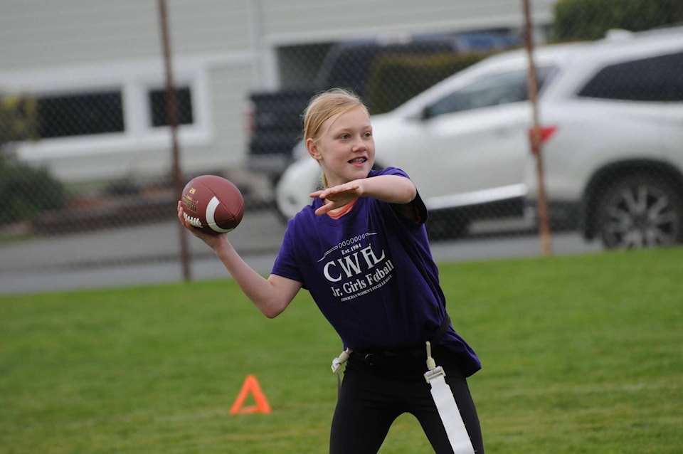 30289183_web1_220908-CCI-kids-flag-football-football_1