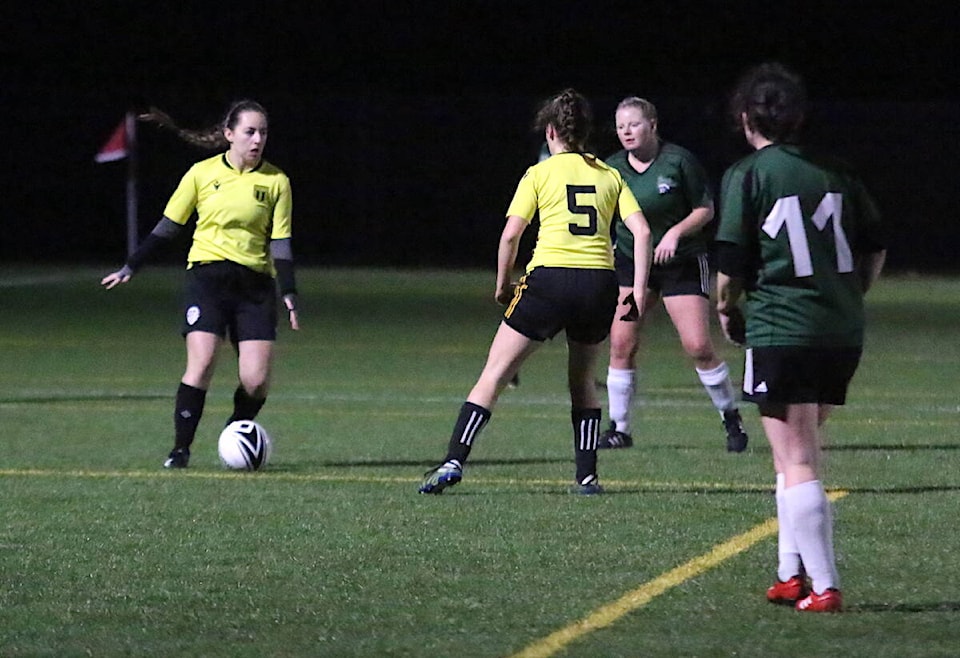 31134459_web1_221201-CCI-womens-soccer-div3_1