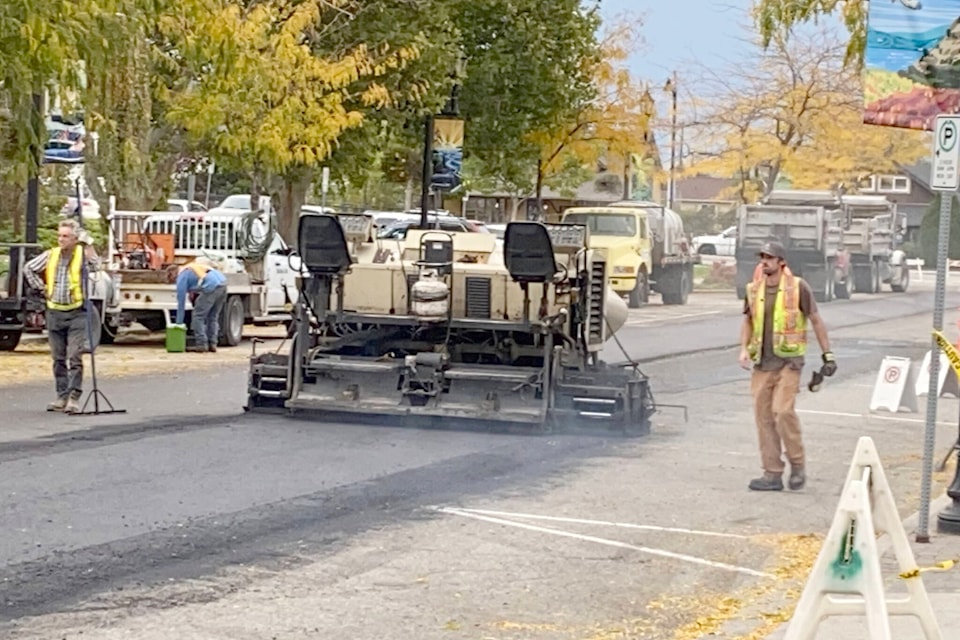 31805881_web1_221027-SUM-Road-paving-SUMMERLAND_1