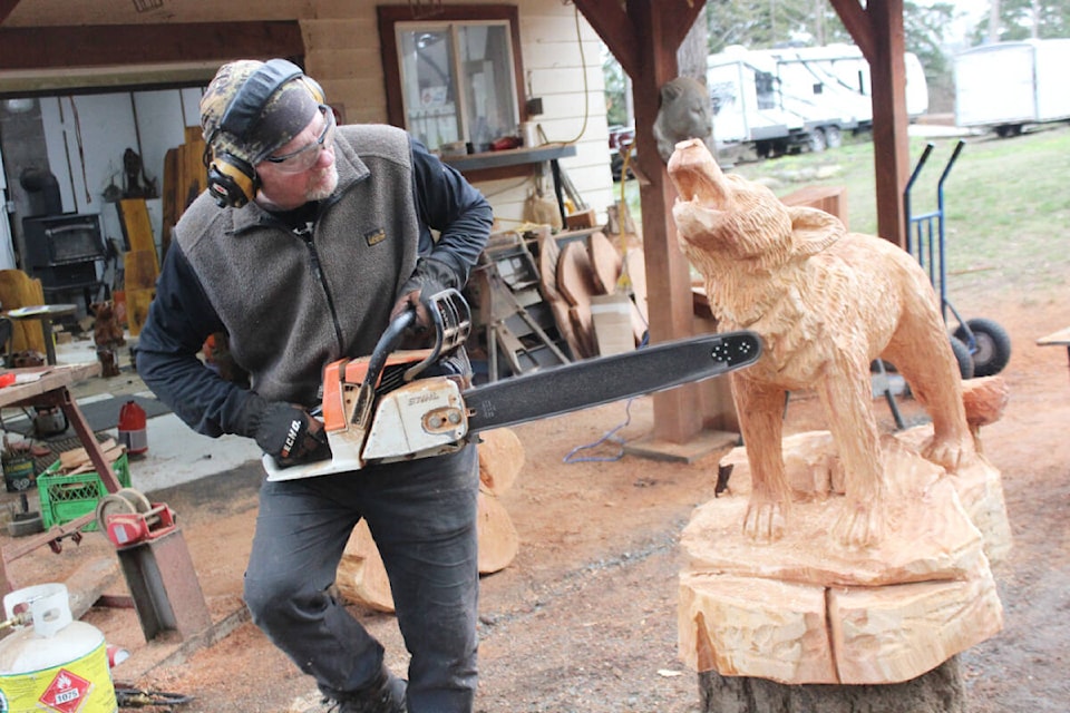 31886116_web1_230223-CHC-Chainsaw-carver-creations_2