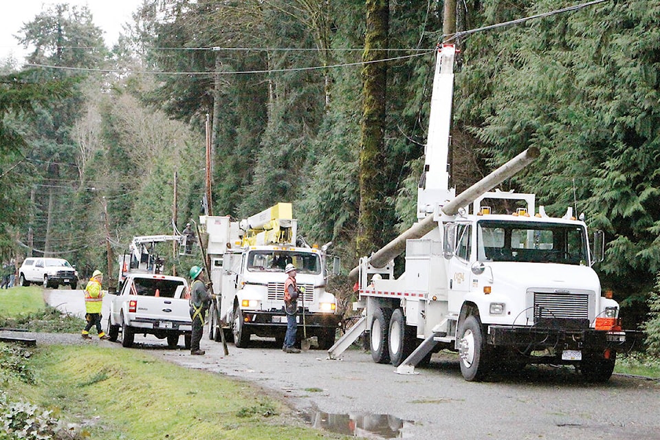 31920433_web1_211111-CCI-wind-warning-Monday-night-Hydro-trucks_1